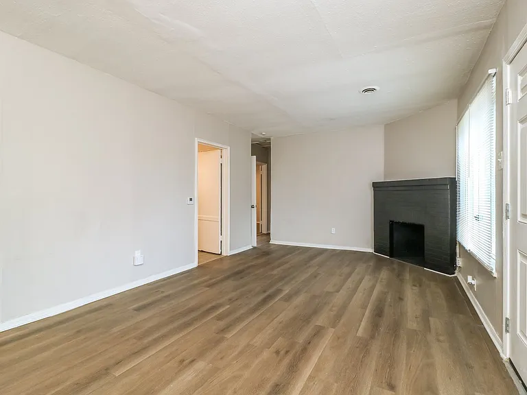 1049778_017_living_room_13388190.jpg