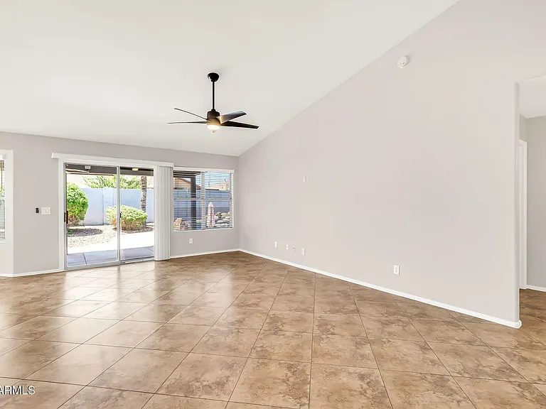 1113 E Betsy Ln — Photo 11