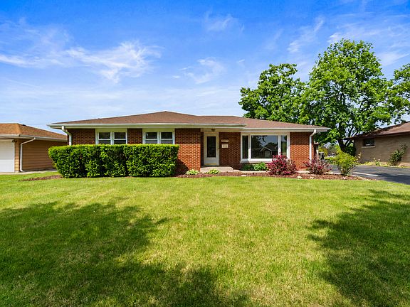 2nd image of 817 Summit Dr
