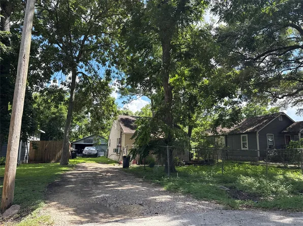 208 W Jordan St, Alvin, TX 77511