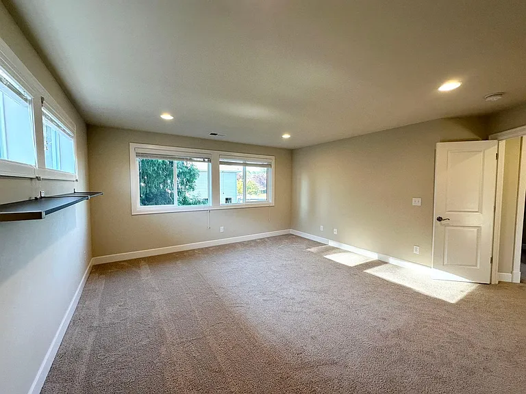 5622 NE 2nd Ct — Photo 17