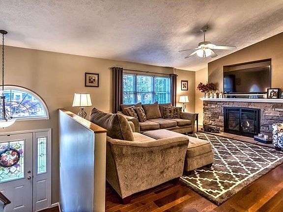 2nd image of 1215 Oakridge Dr