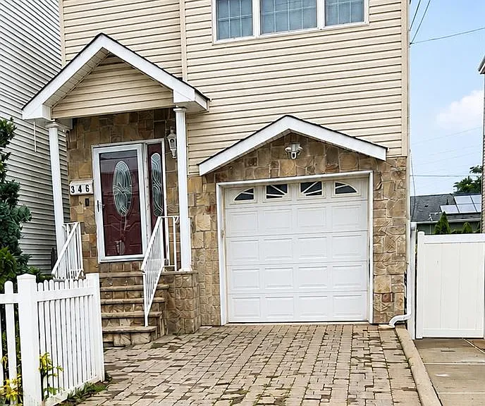 346 Thomas St — Photo 1