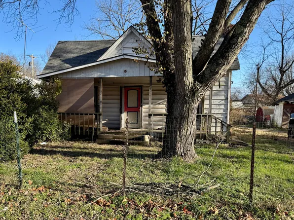 305 N Hemphill Street, Crane, MO 65633