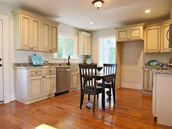 5th image of 2358 Woodbine Ave
