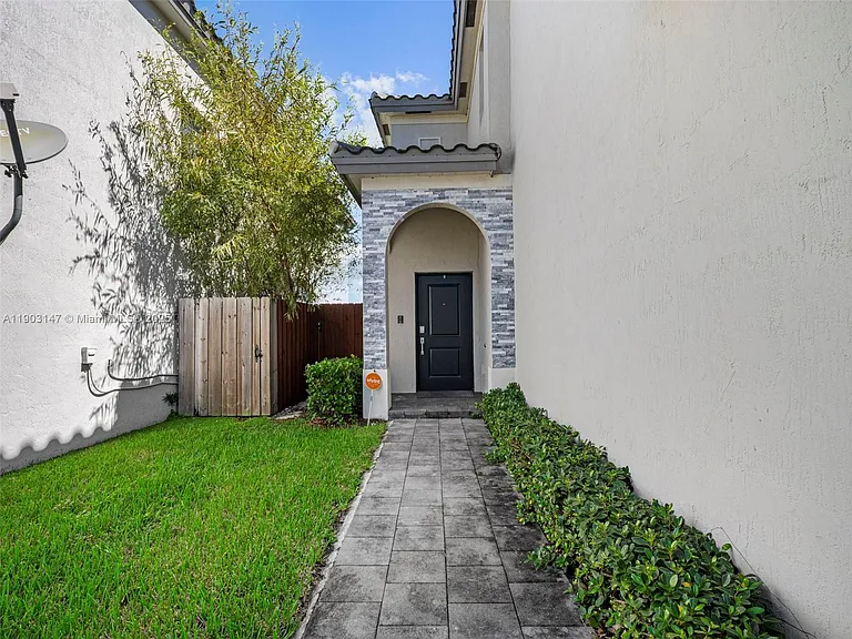 1411 SE 26th Rd — Photo 8