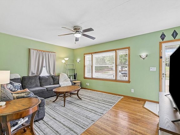 5th image of 907 W Rusholme St