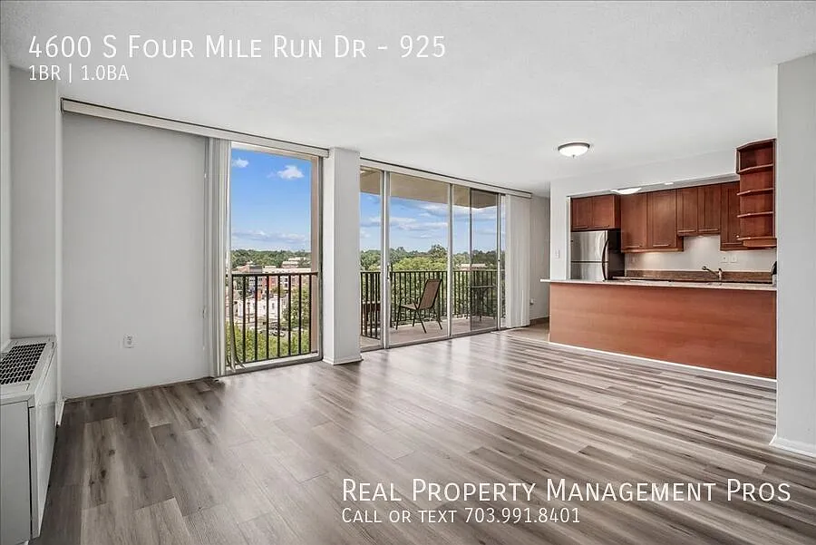 Great location, striking balcony views, abundant closet space, and reserved parking. — Photo 4