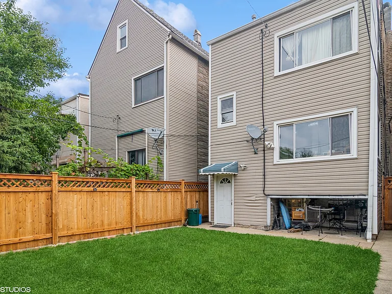 2834 N Rockwell St #2 — Photo 2