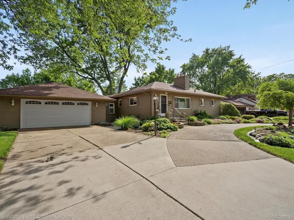 21230 Bayside St, Saint Clair Shores, MI 48081