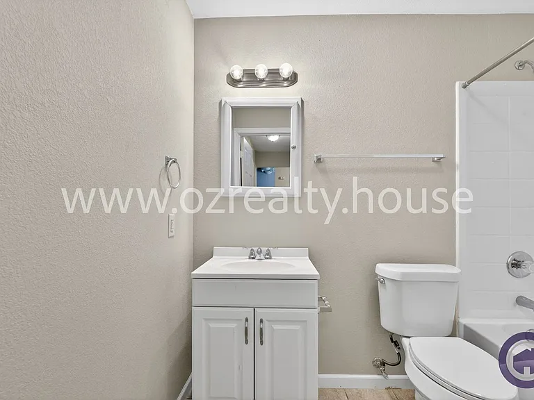 3040 E Lincolnshire Blvd #B — Photo 14