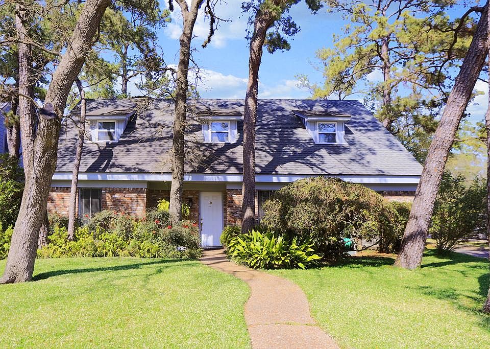 Charming 1 1/2 story home in highly desirable Frostwood.