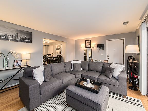 2nd image of 6831 N Northwest Hwy APT 2N