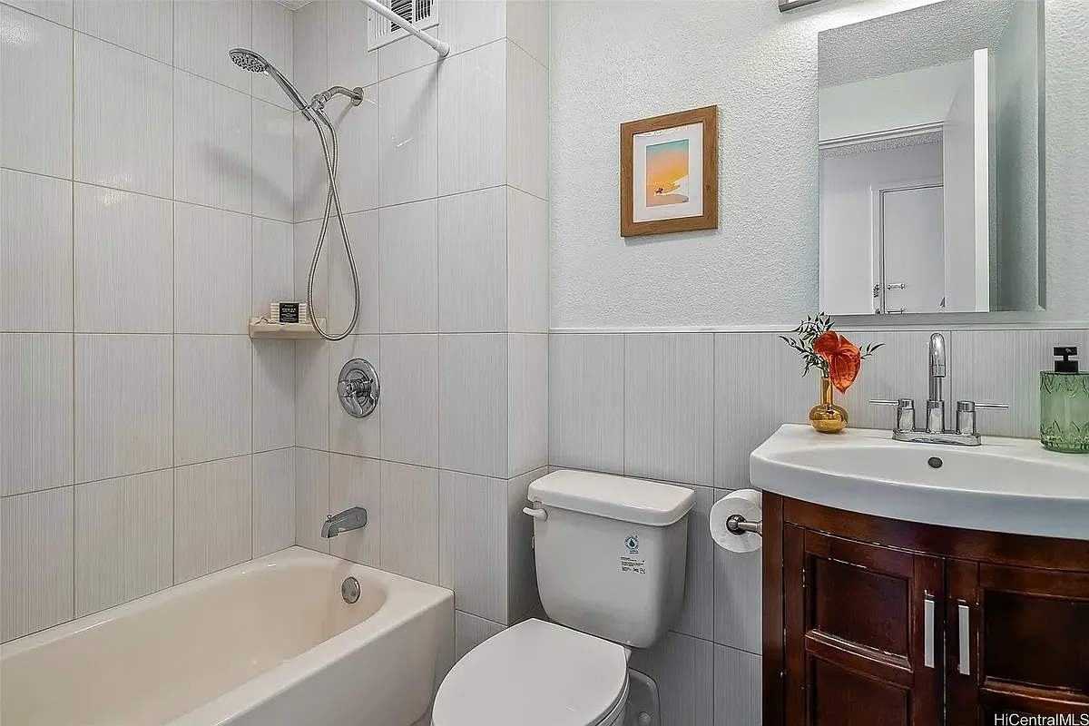 Building Photo - 2211 Ala Wai Blvd #1614