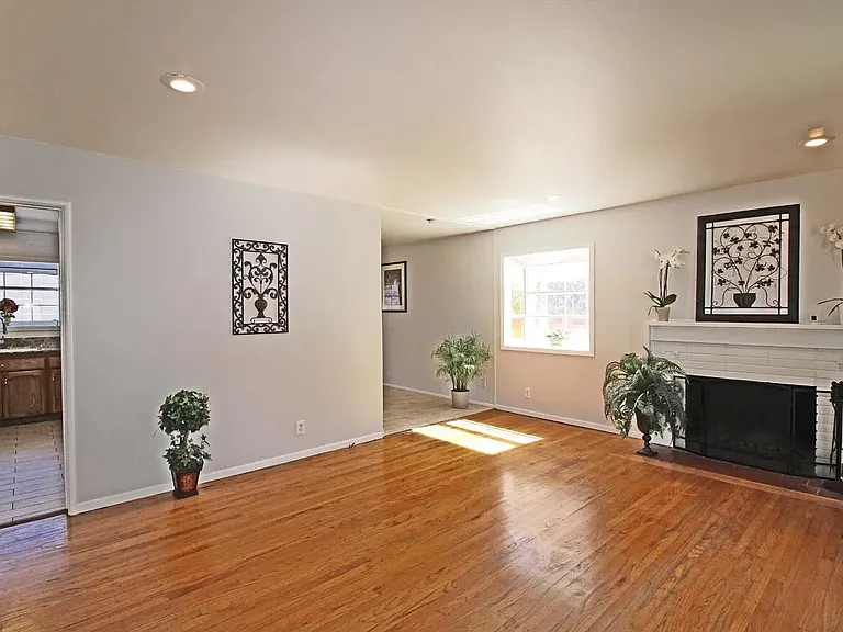 14864 Crosby St — Photo 2
