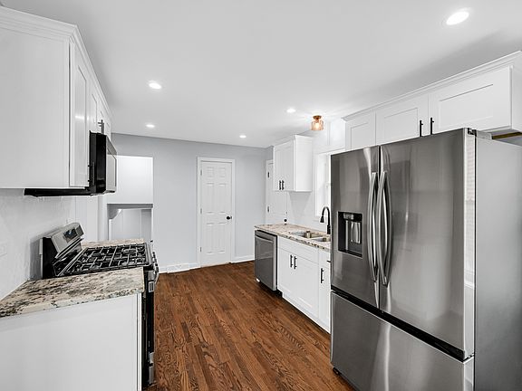 3rd image of 15041 Irving Ave