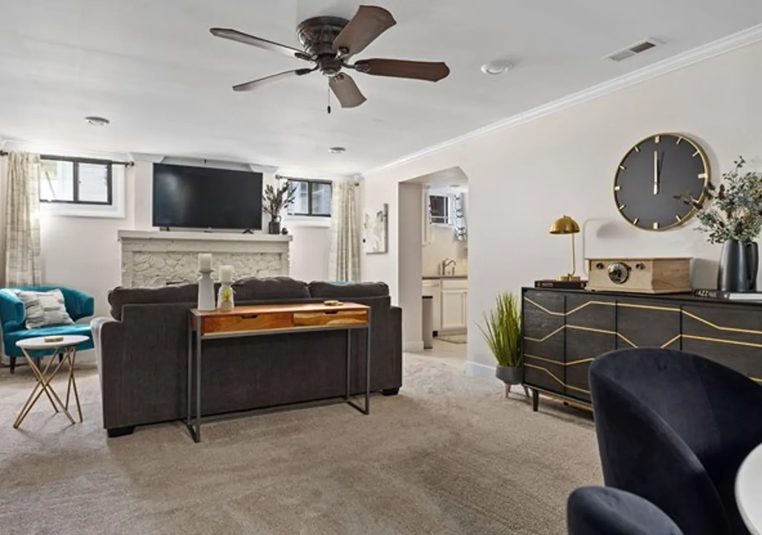 Cozy Furnished 1 Bedroom Basement Apartment Move-In Ready! — Photo 2