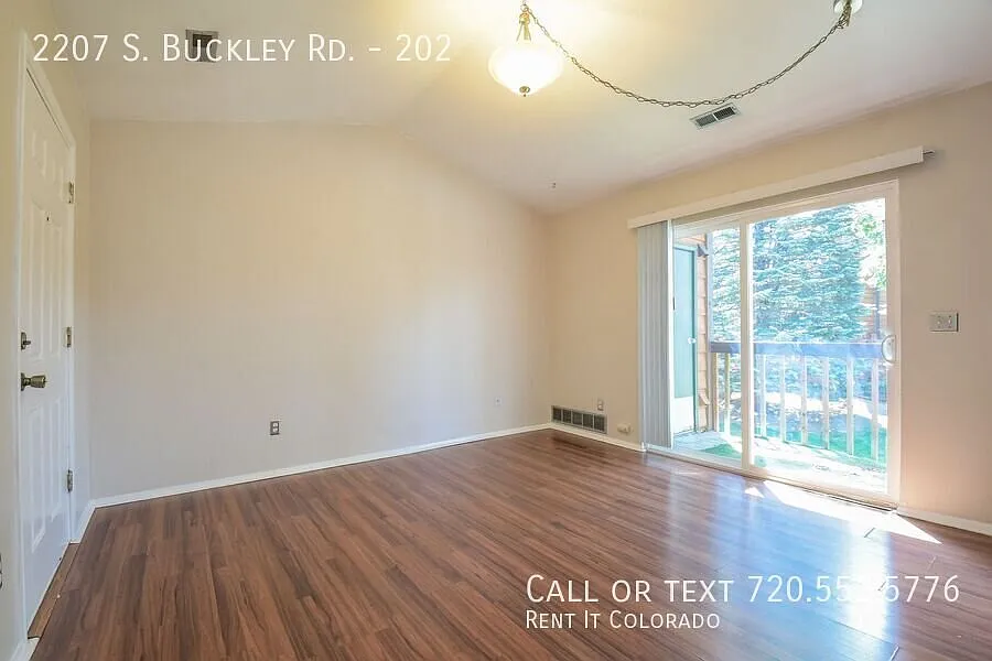 Special 1/2 Off Rent Charming 1 Bed / 1 Bath Condo With Balcony & Community Pool Aurora — Photo 4