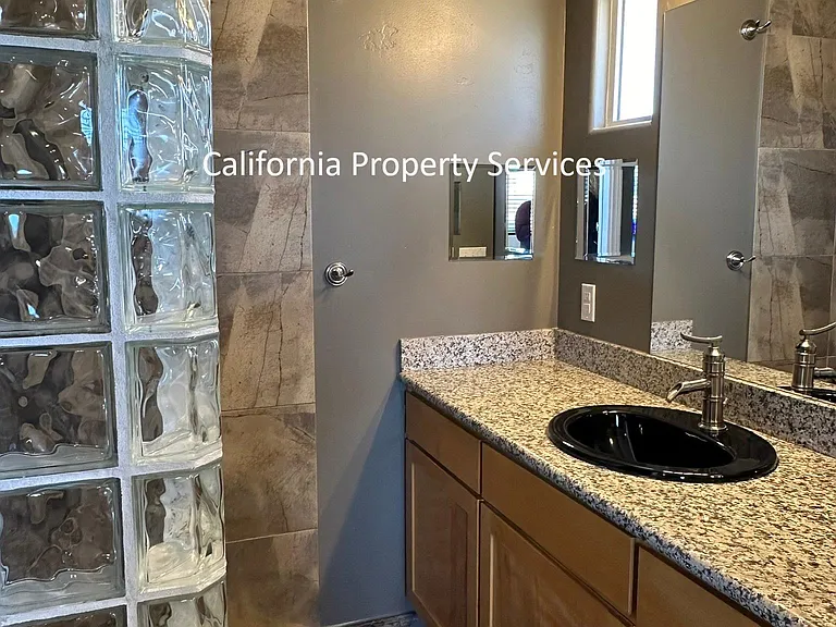 367 S 7th St — Photo 11