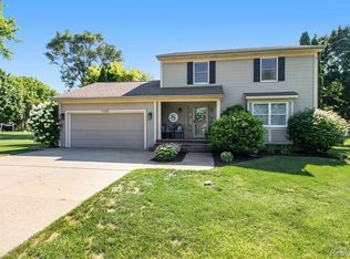 11360 Nora Dr, Fenton, MI 48430