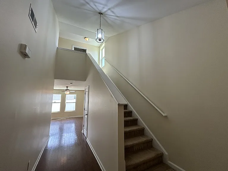 250 Bender St — Photo 2