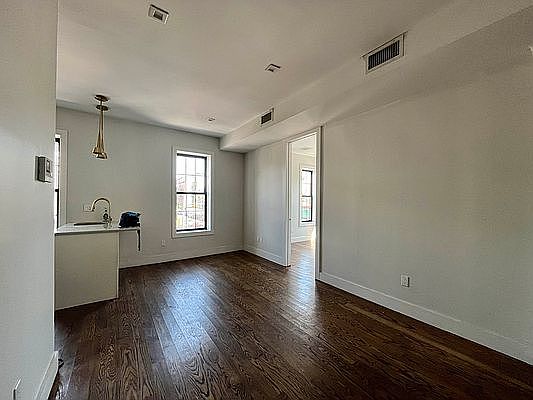 5th image of 814 Rogers Ave #2L