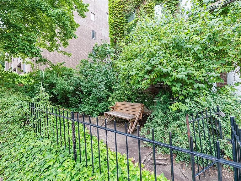 315 Harvard St #8 — Photo 4