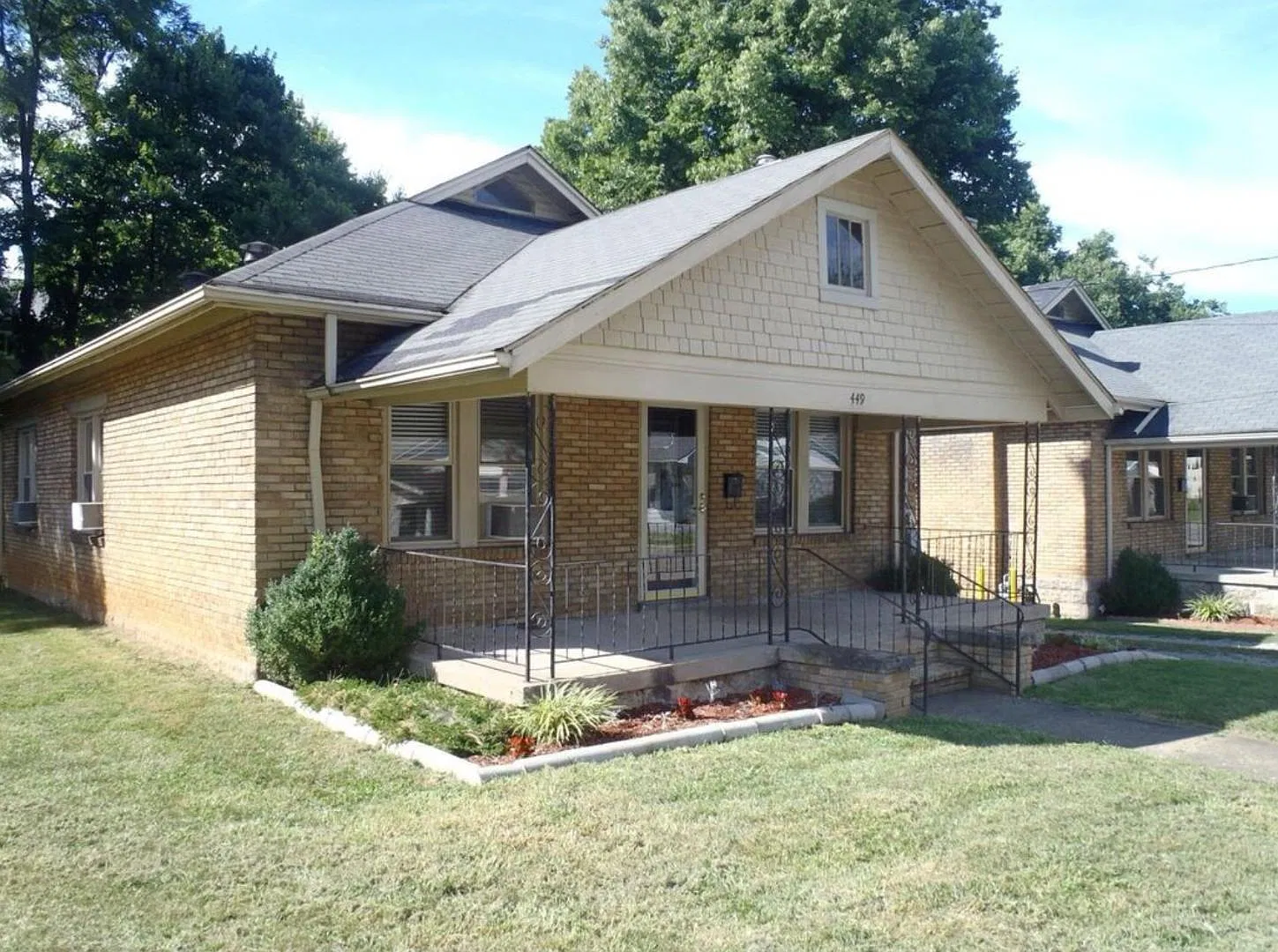 449 Oldham Ave — Photo 2
