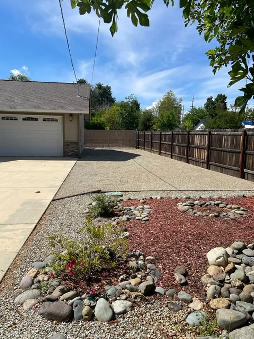 3 Bedroom Home in Mistletoe Neighborhood — Photo 3