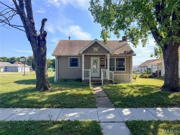 1814 Miller Ave, Hillsboro, IL 62049