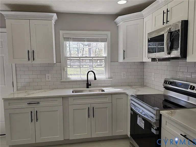 419 Airycrest Dr — Photo 2