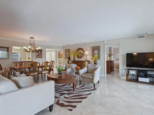 111 S Hollybrook Dr APT 305, Pembroke Pines, FL 33025