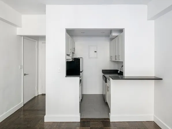 24 Fifth Avenue image 3 of 15