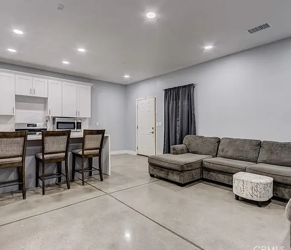2 bed, 1000 sqft, $2,000 — Photo 3