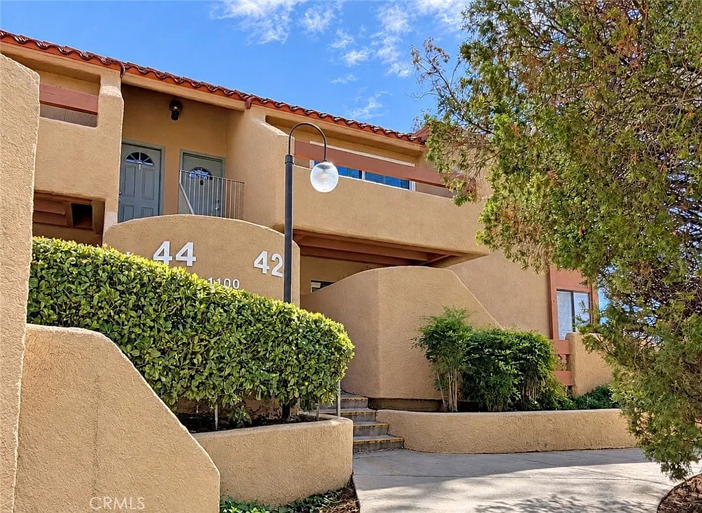 2 bed, 801 sqft, $1,900 — Photo 1