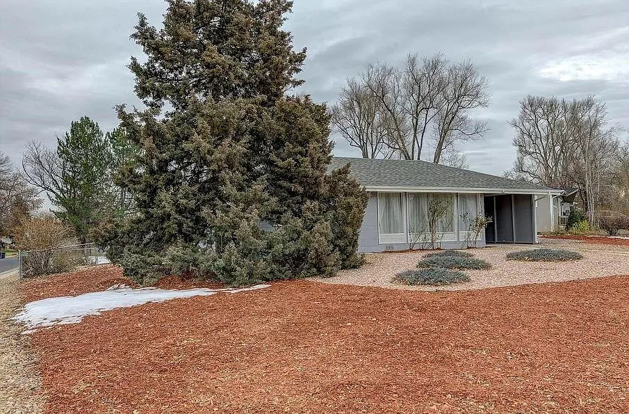 3 bed, 900 sqft, $2,260 — Photo 2