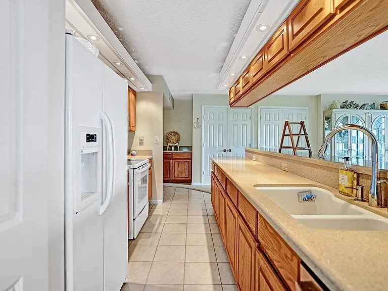 107 Half Moon Cir #H1 — Photo 14