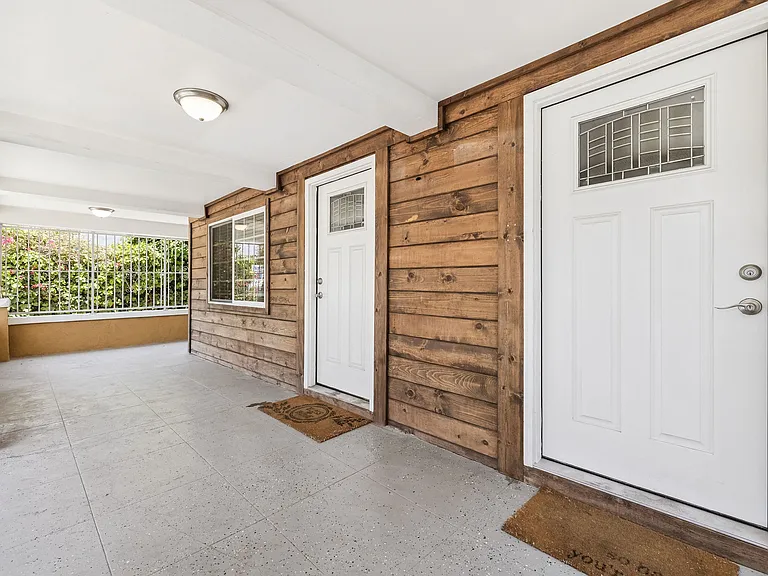2106 Crenshaw Blvd — Photo 2