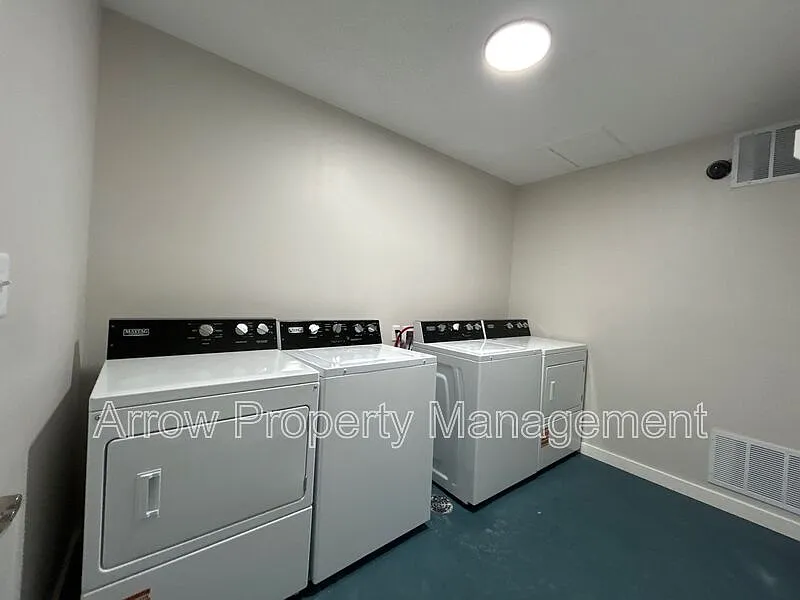 2 bed, 1.0 bath, $895 — Photo 3
