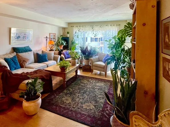 26 Green Leaves Dr Unit 624, Amherst, MA 01002