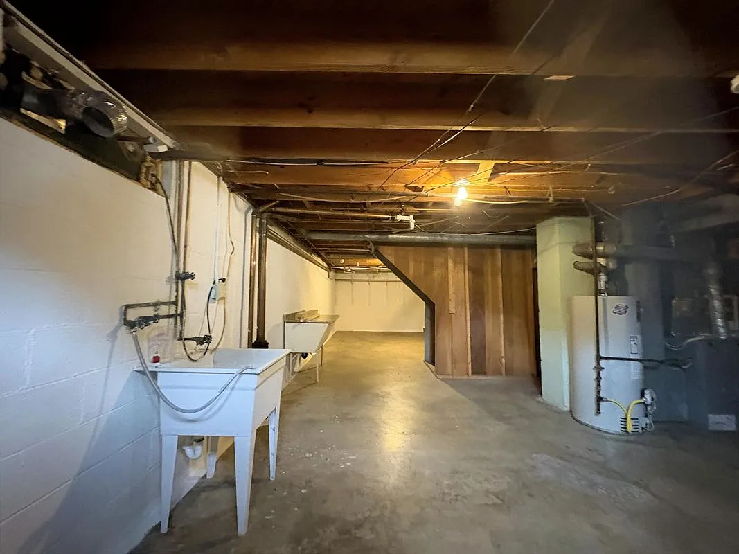 3 bed, 1.0 bath, 1073 sqft, $1,900 — Photo 3