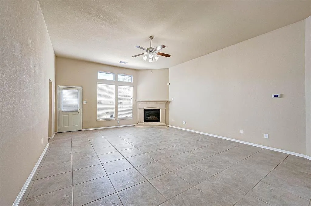3 bed, 2008 sqft, $2,400 — Photo 4