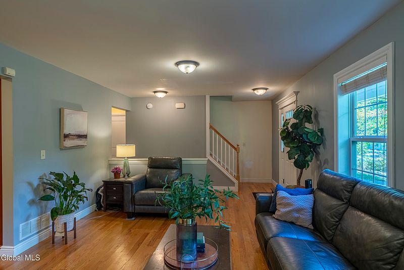 5th image of 570 Selfridge Road