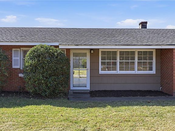 4th image of 1521 N Great Neck Rd