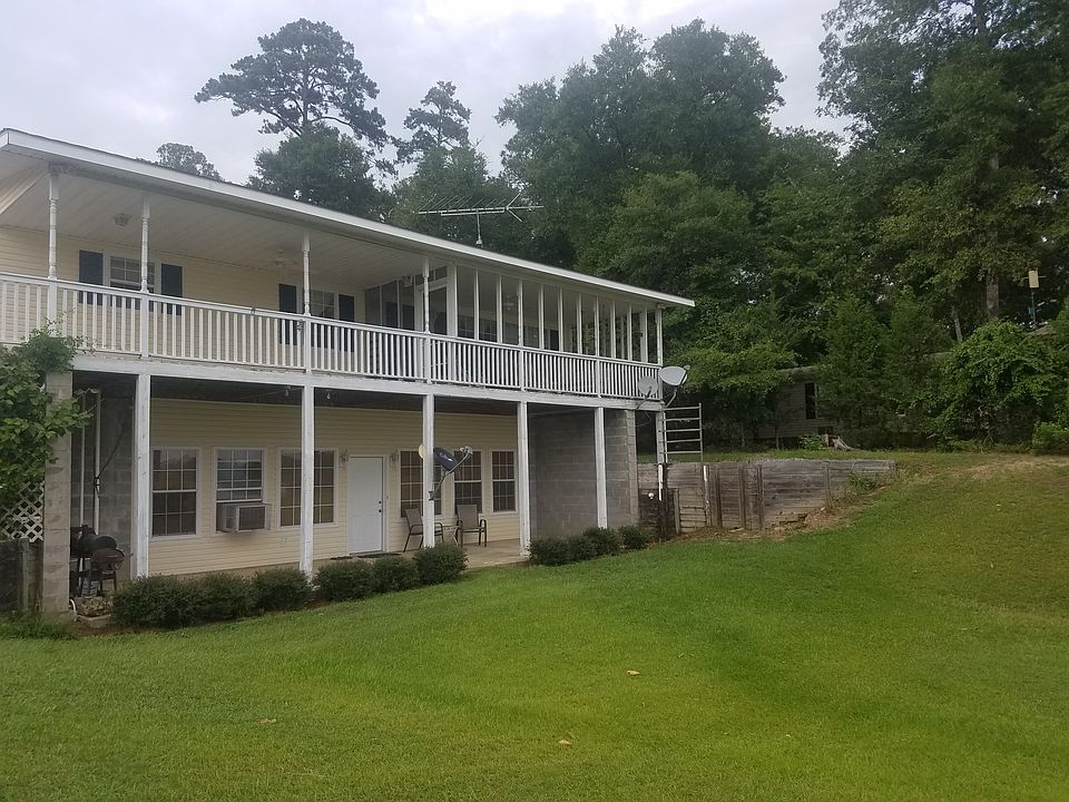 Front of house facing lake 