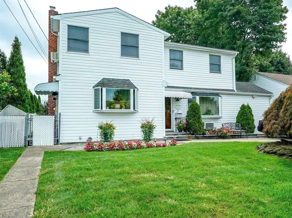 95 W 20th Street, Deer Park, NY 11729