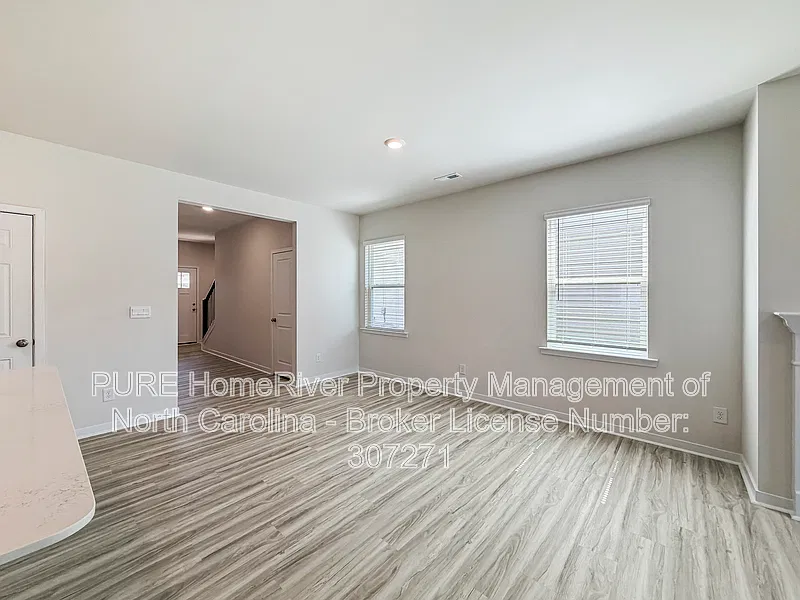5 bed, 3.0 bath, 2376 sqft, $2,375 — Photo 3