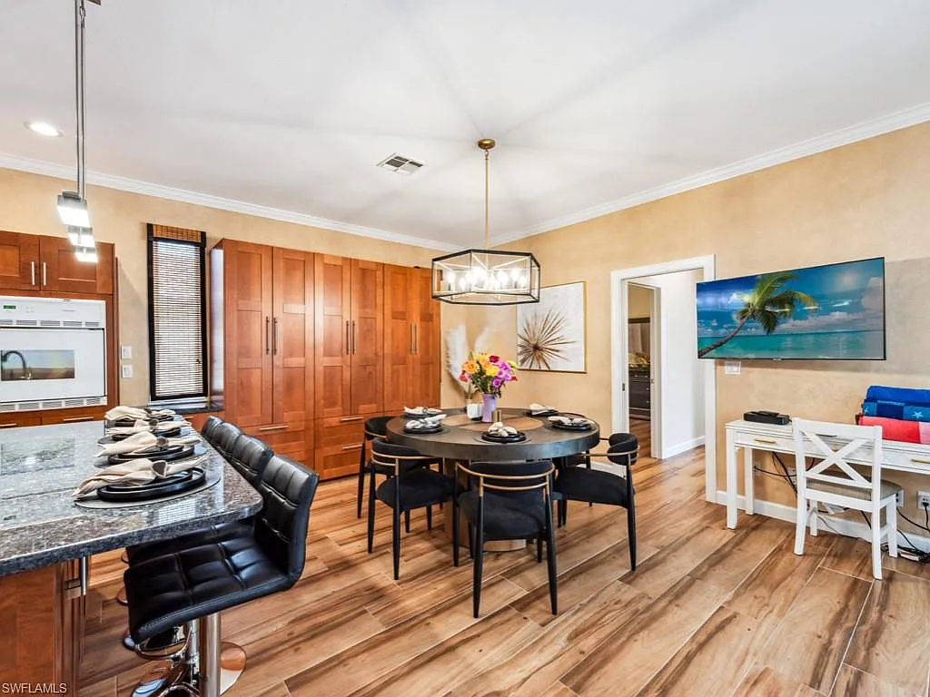 3 bed, 2.0 bath, 1906 sqft, $7,500 — Photo 1