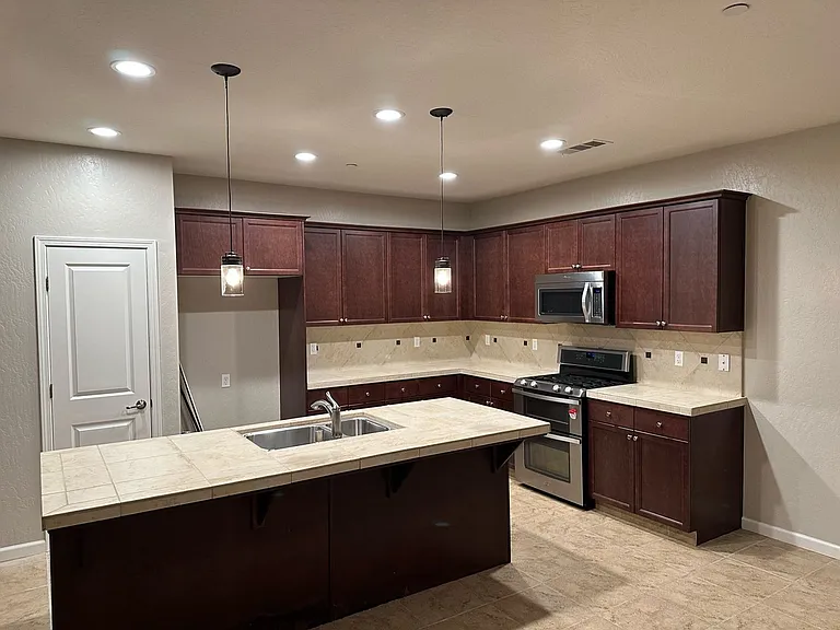 2101 N Lindsay Ct — Photo 5