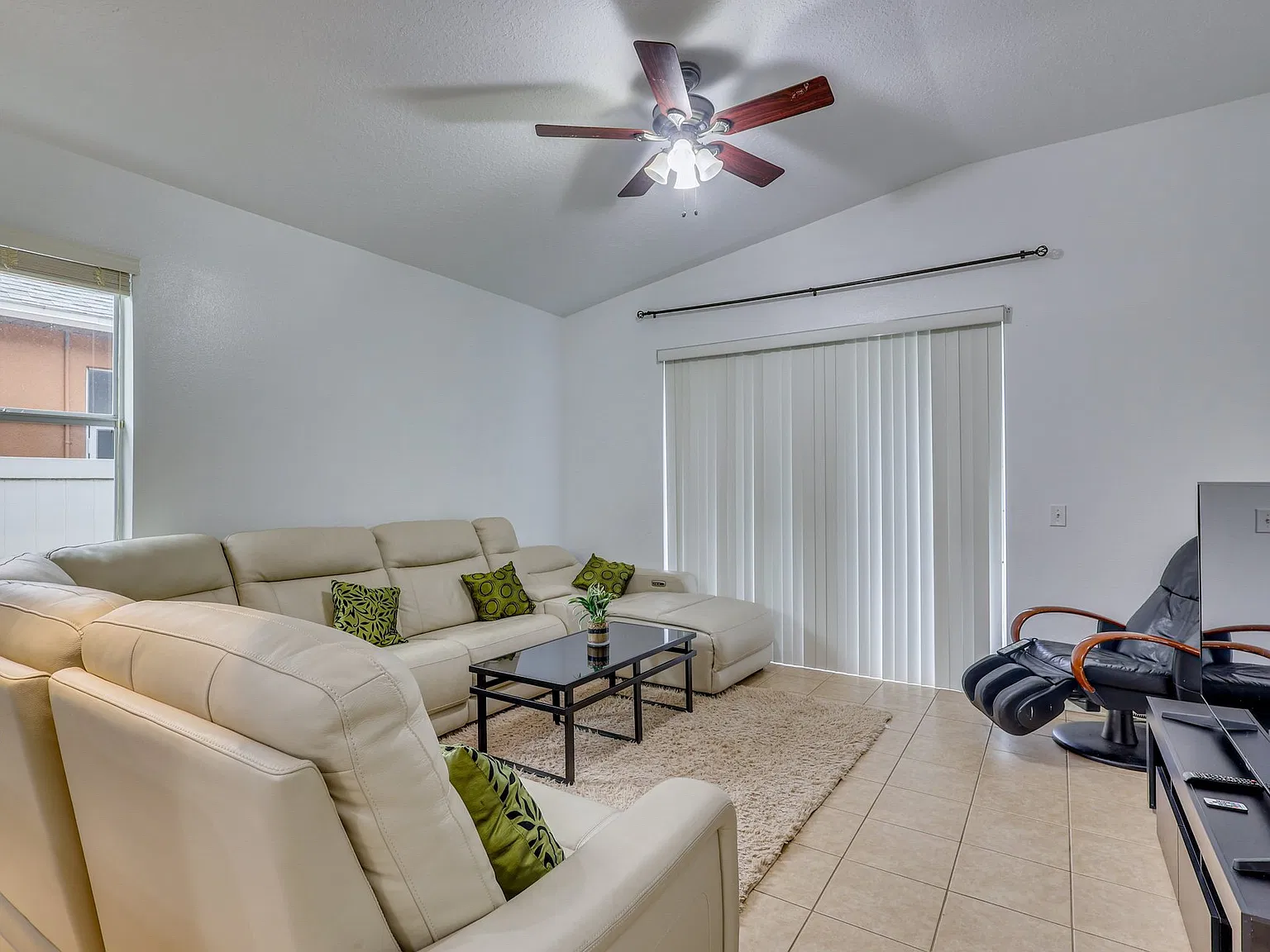 4 bed, 1997 sqft, $2,900 — Photo 4